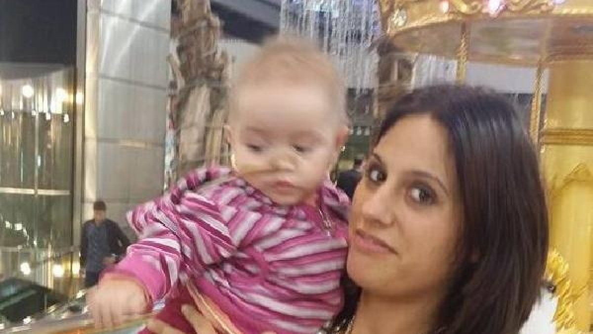 Ángela en brazos de su madre, Teresa López.