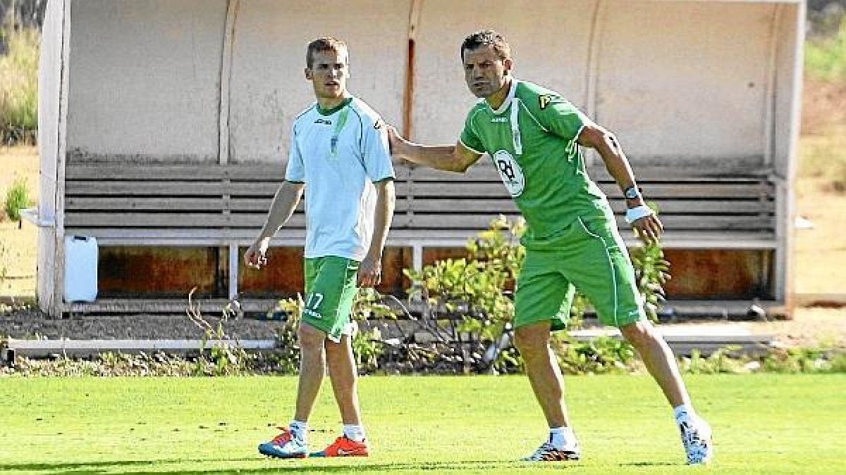 Djukic dirige un entrenamiento del Córdoba.