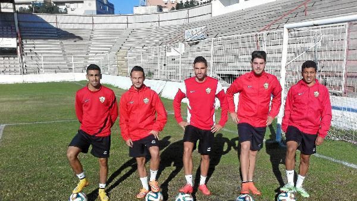 Los goleadores del Almería B, posando para LA VOZ.
