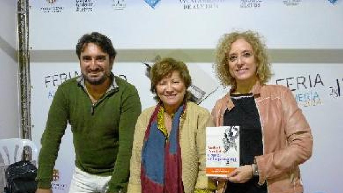 Nativel Preciado, con los escritores almerienses Anibal García y Mar de los Ríos.