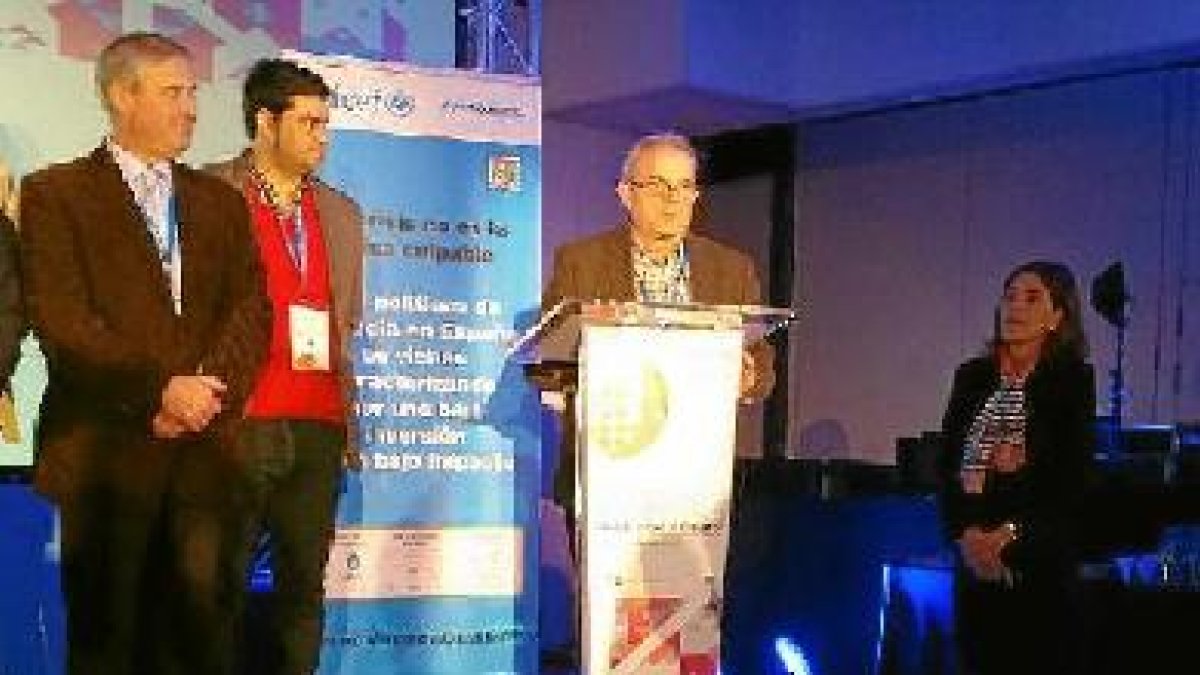 Bonilla interviene en el congreso solidario en Sevilla.