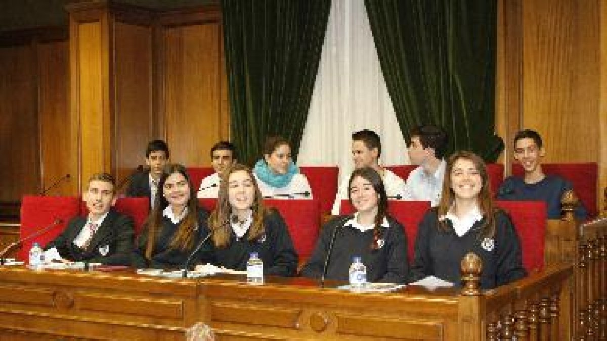 Un grupo de alumnos que participaron en el Pleno