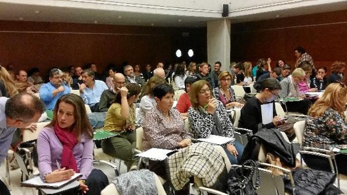 Profesorado, madres y padres en la jornada formativa de ayer en Educación.