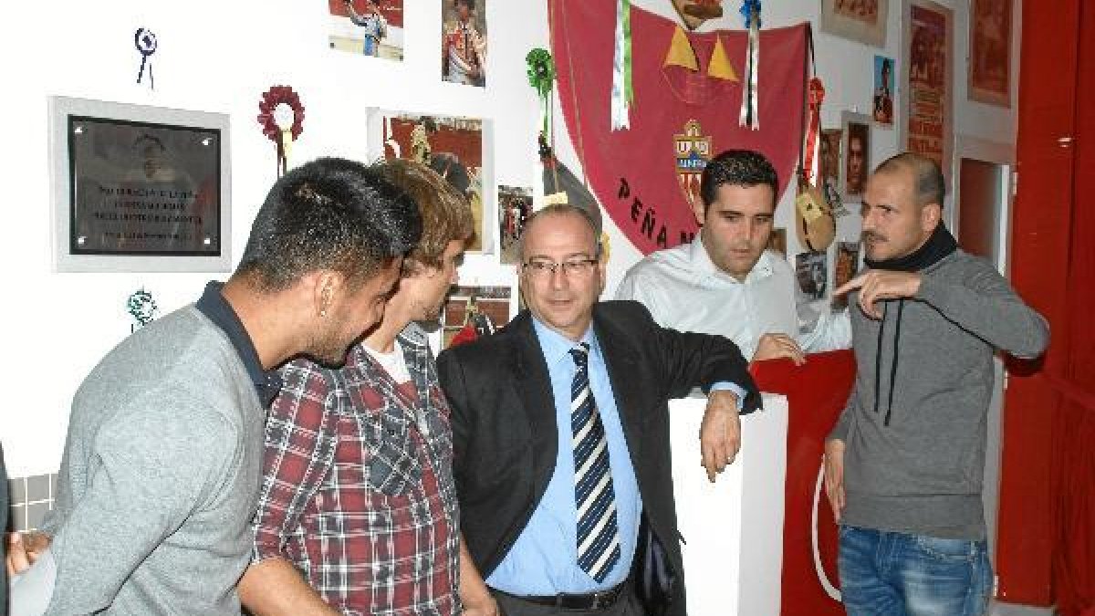 Luis Rogelio, hablando con los jugadores.