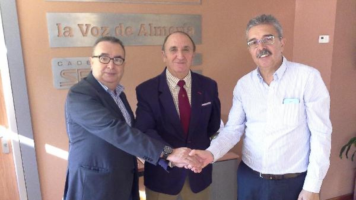 El director de La Voz, Pedro Manuel de la Cruz, el vicepresidente del Banco de Alimentos, Manuel Gon