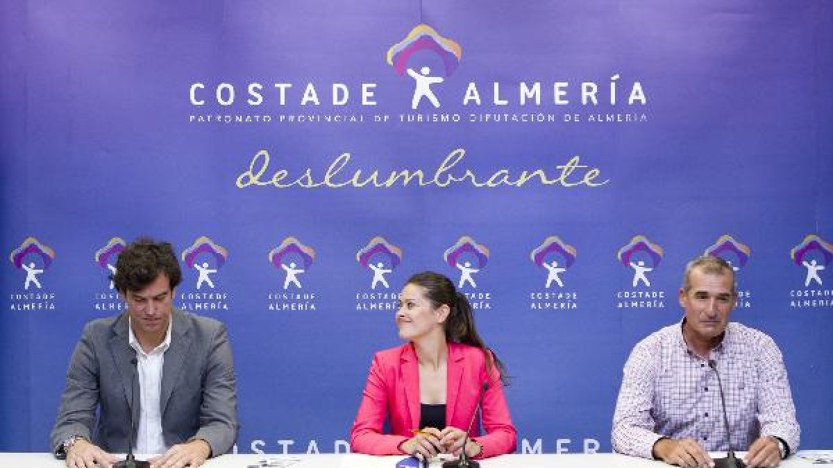 Juanjo Salvador, Ángeles Martínez y Juan Martínez Oliver en rueda de prensa.
