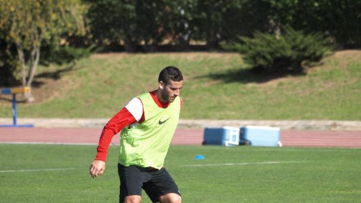 Hemed, practicando el tiro a puerta.