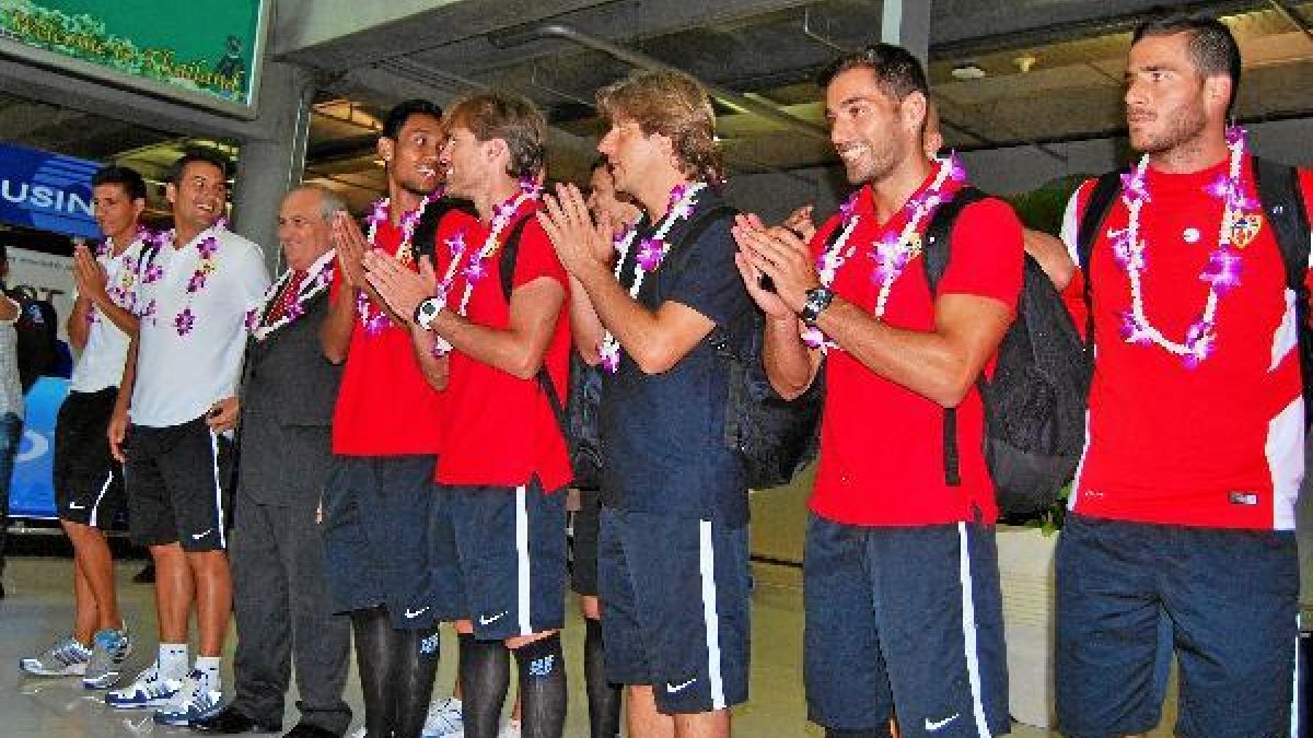 Fiesta de bienvenida en Tailandia con el capitán Corona junto a Teerasil.
