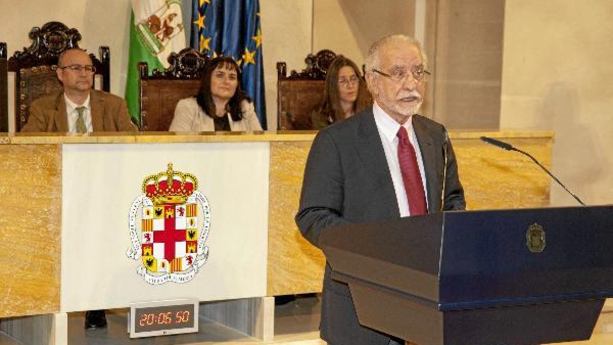 Merino durante la conferencia con el alcalde, la delegada y una librera al fondo.