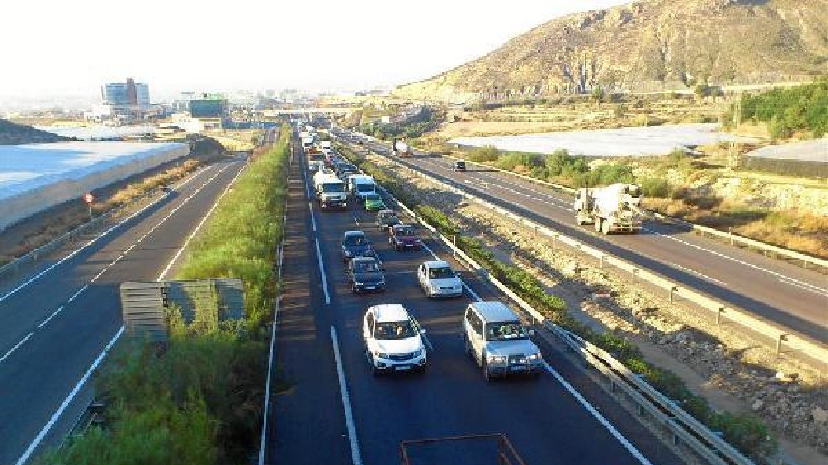 Colas en la salida de Roquetas, a las 9,10h. de ayer.