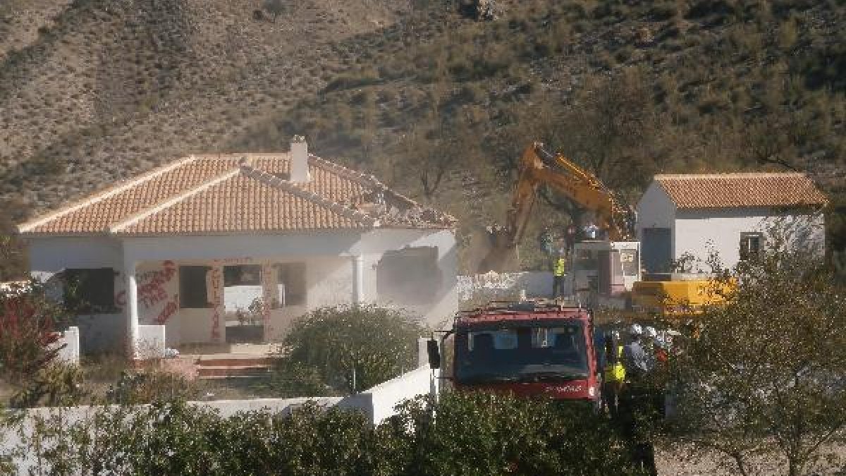 Derribo de una de las casas en Cantoria
