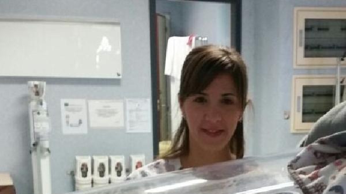 La enfermera Isabel María Fernández en la unidad de Neonatología.