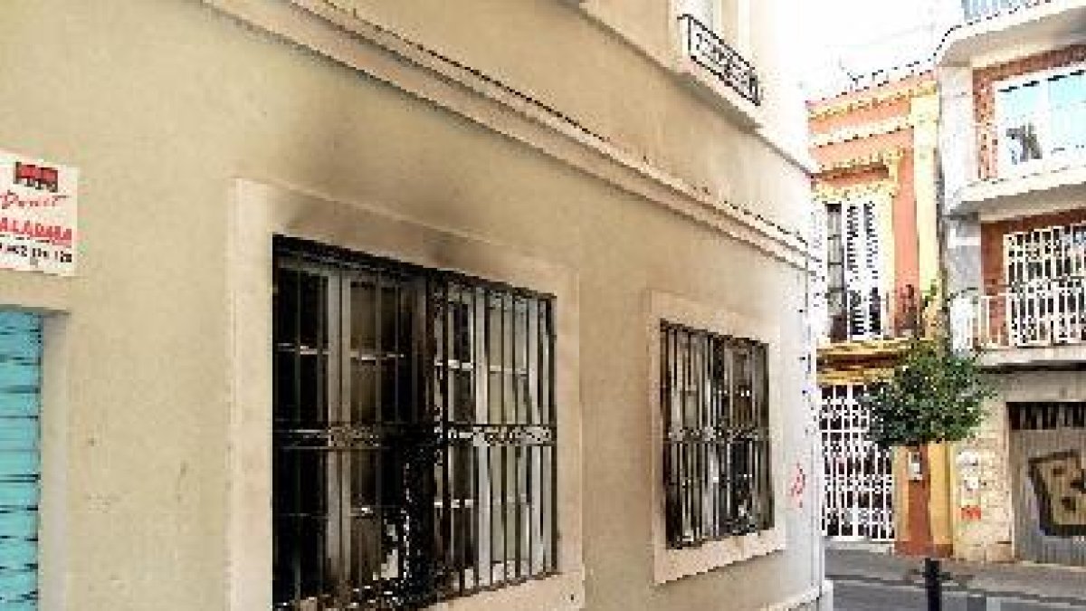 Fachada de la vivienda incendiada