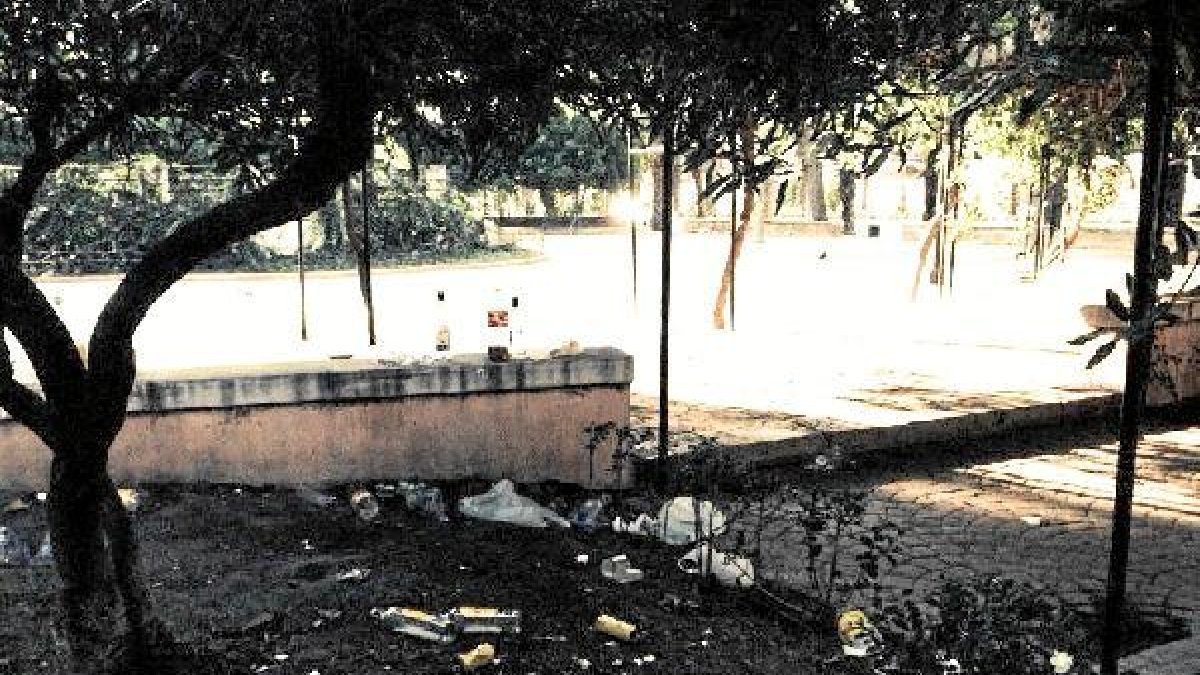 Restos de los botellones en el parque Nicolás Salmerón