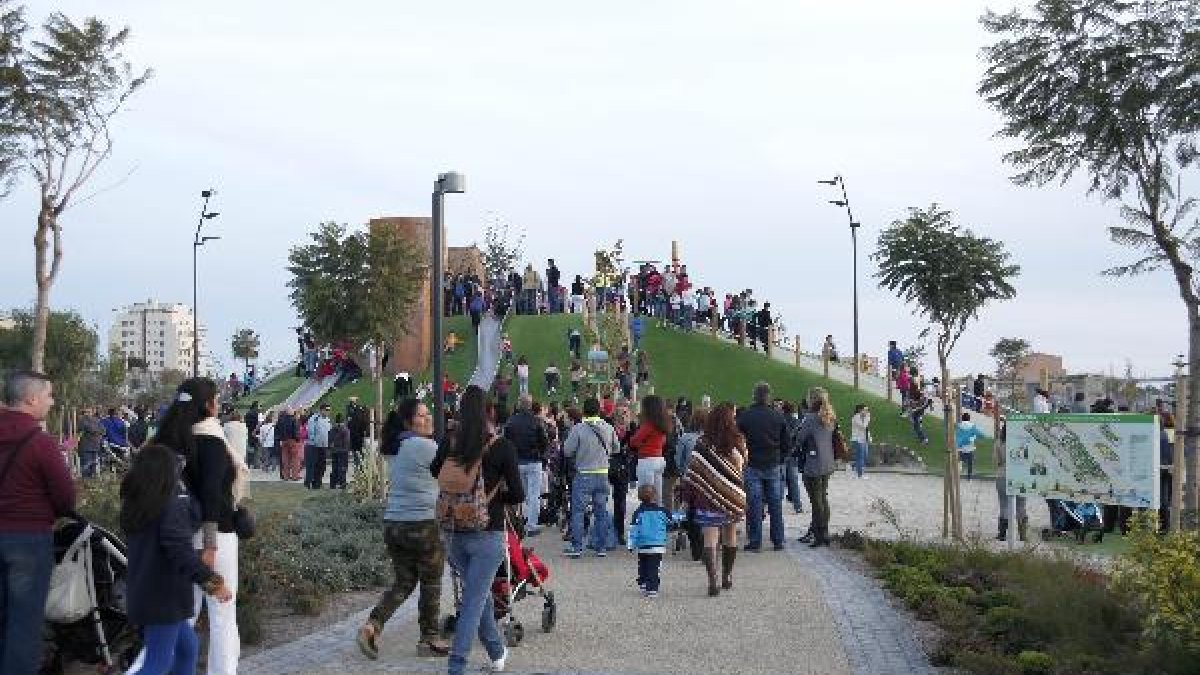Vista de la zona de juegos de la Alcazaba en el Parque de las Familias.