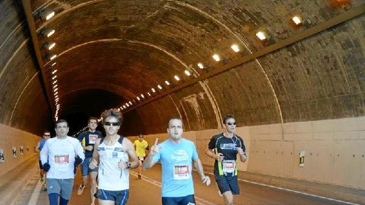 Los atletas felices por el túnel de La Parra camino de la meta.
