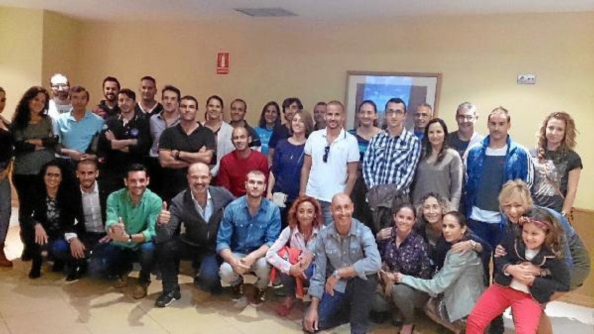 Los conferenciantes con Paquillo y los asistentes a las jornadas.