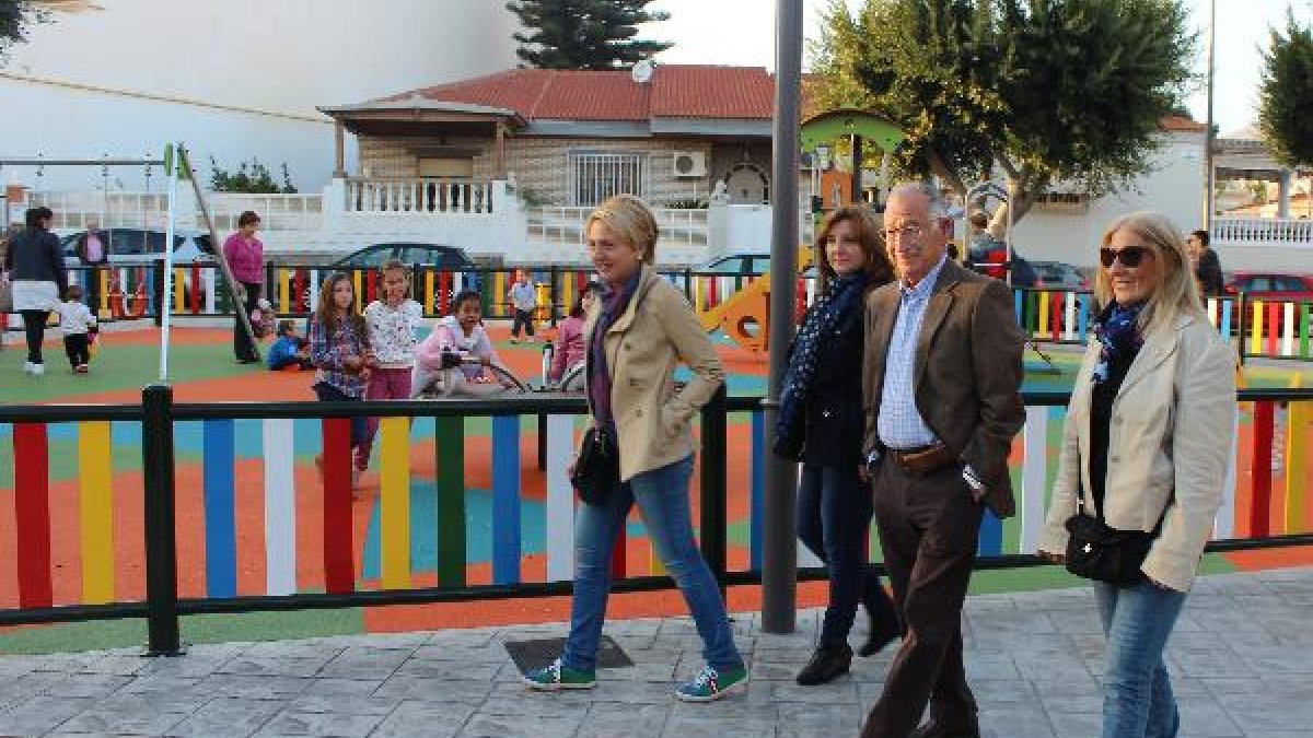 El alcalde con las tenientes de alcalde Cabrera y Toresano y la edil de Jardines, ayer.