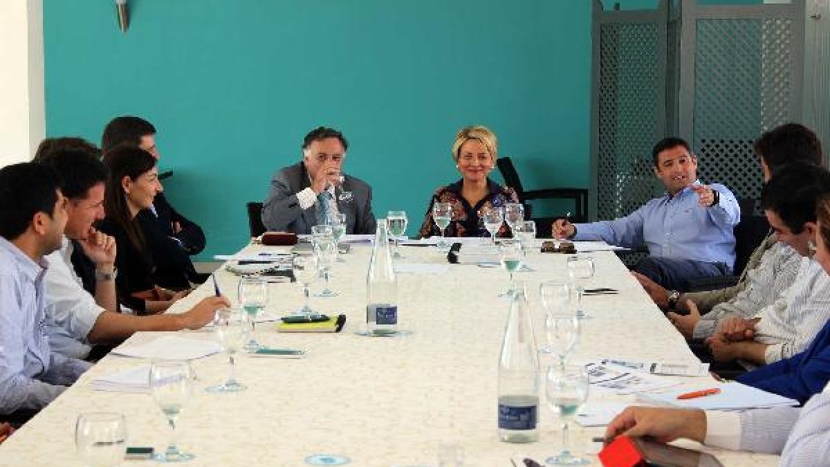 La Asociación de Promotores Turísticos y los responsables del Ayuntamiento, en una reunión anterior.