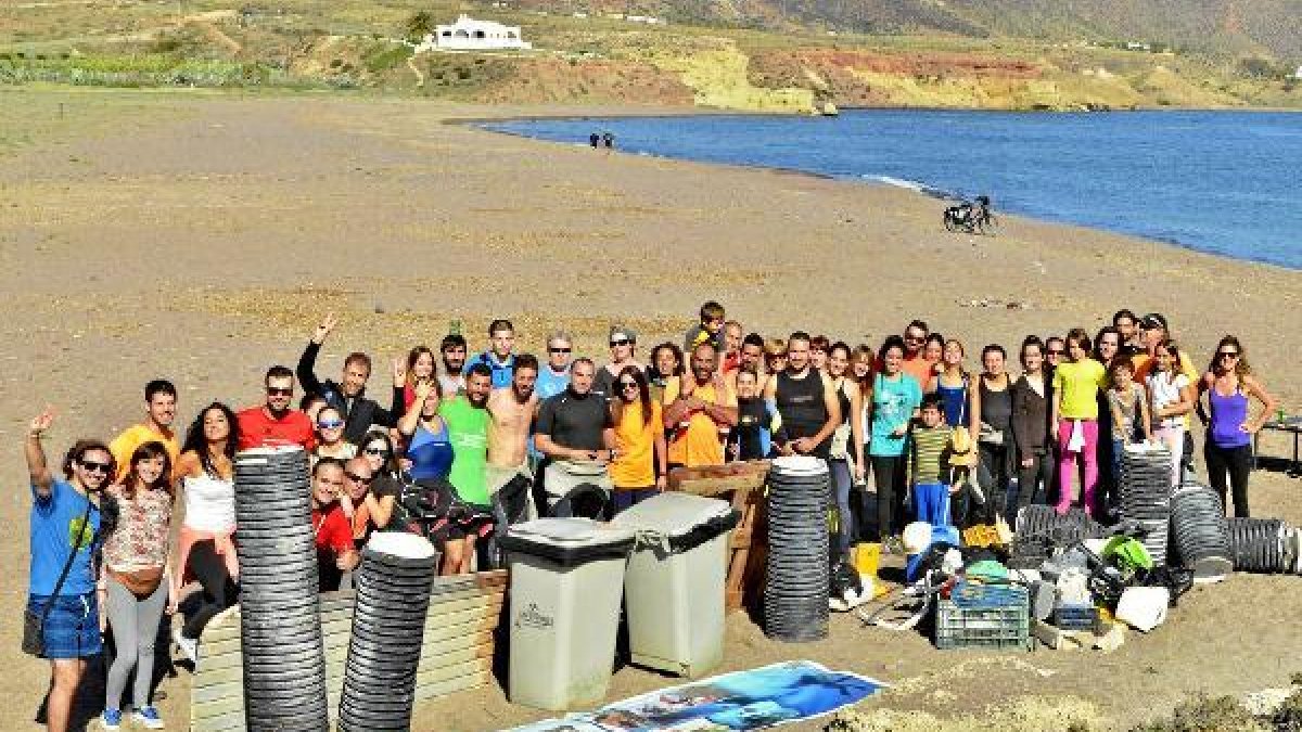 voluntarios participantes en la recogida de basura en playas y fondos del Cabo.