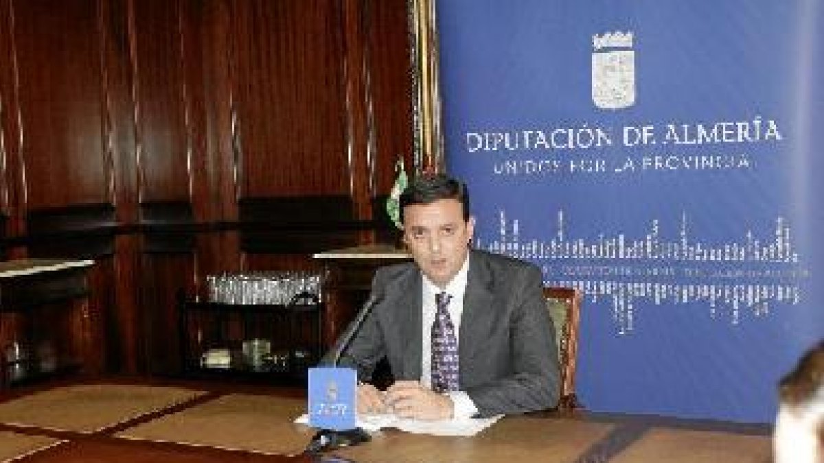 Javier A. García en la rueda de prensa de ayer.