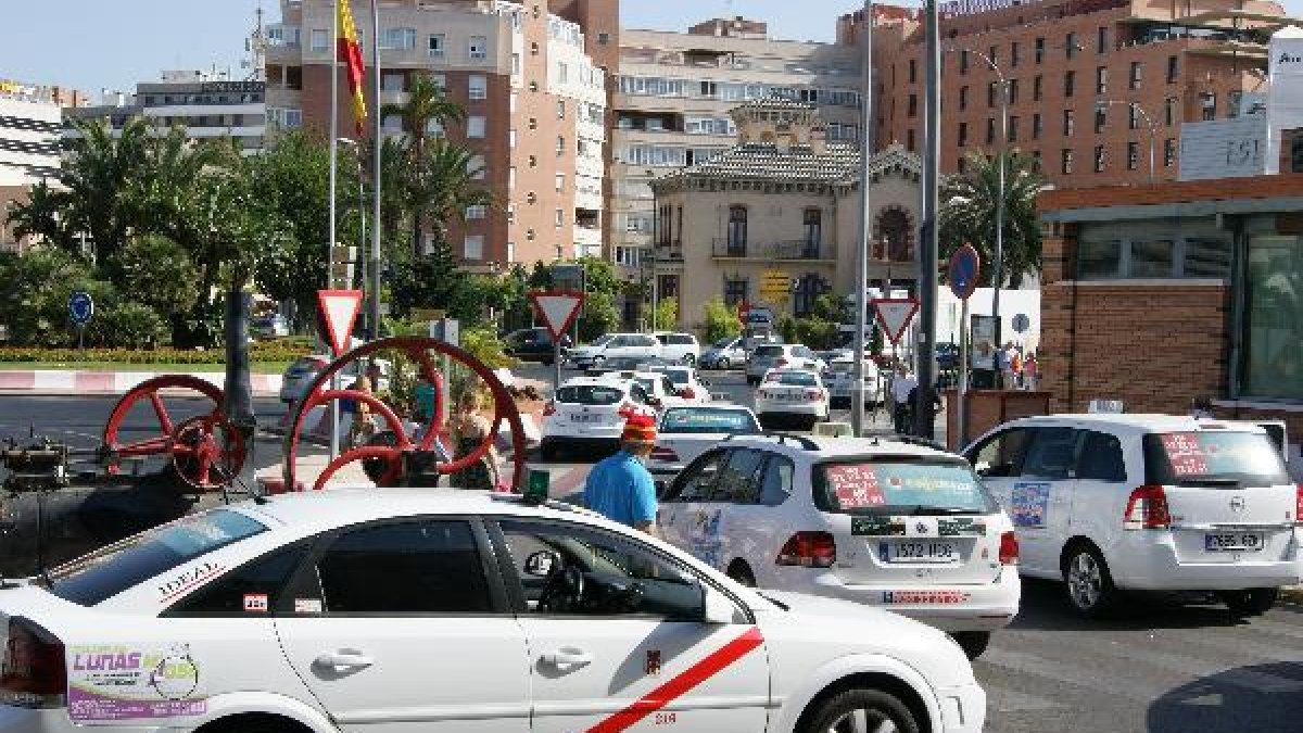 Taxis estacionados en la parada de la Estación Intermodal.