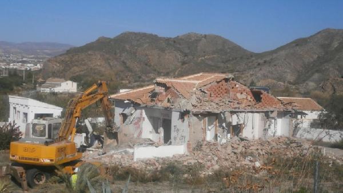 Inicio de la demolición de una de las dos casas ilegales del paraje de Las Terreras.