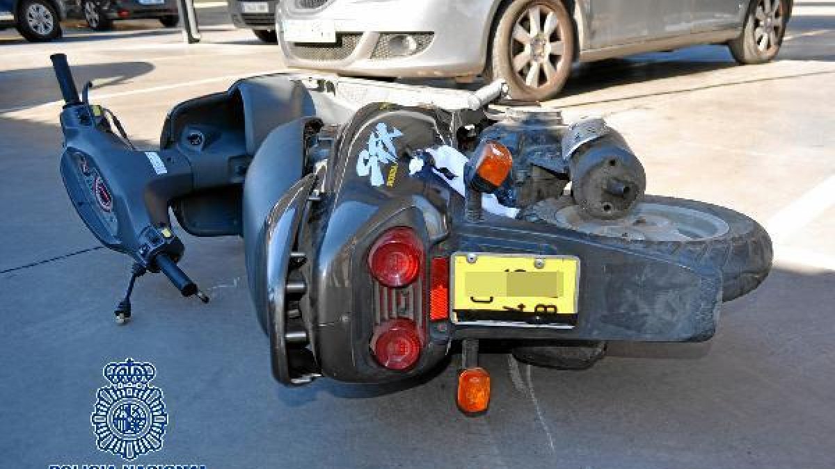 Moto en la que viajaba el detenido.