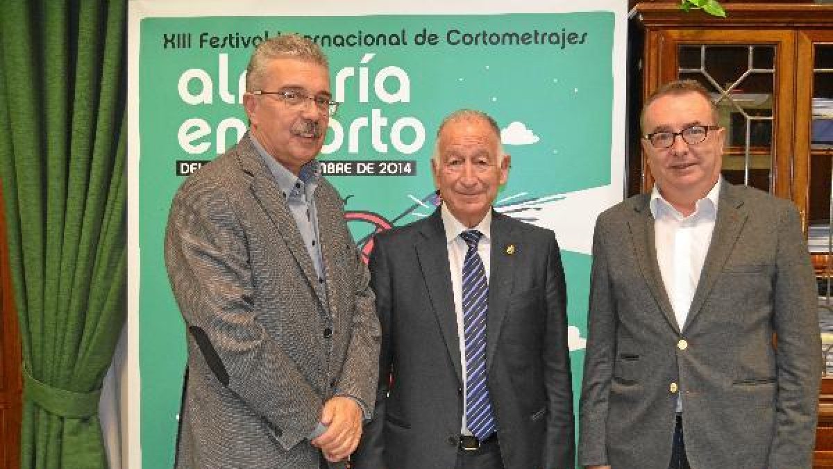 Tras la firma, Fernández-Aguilar, Amat y De la Cruz.