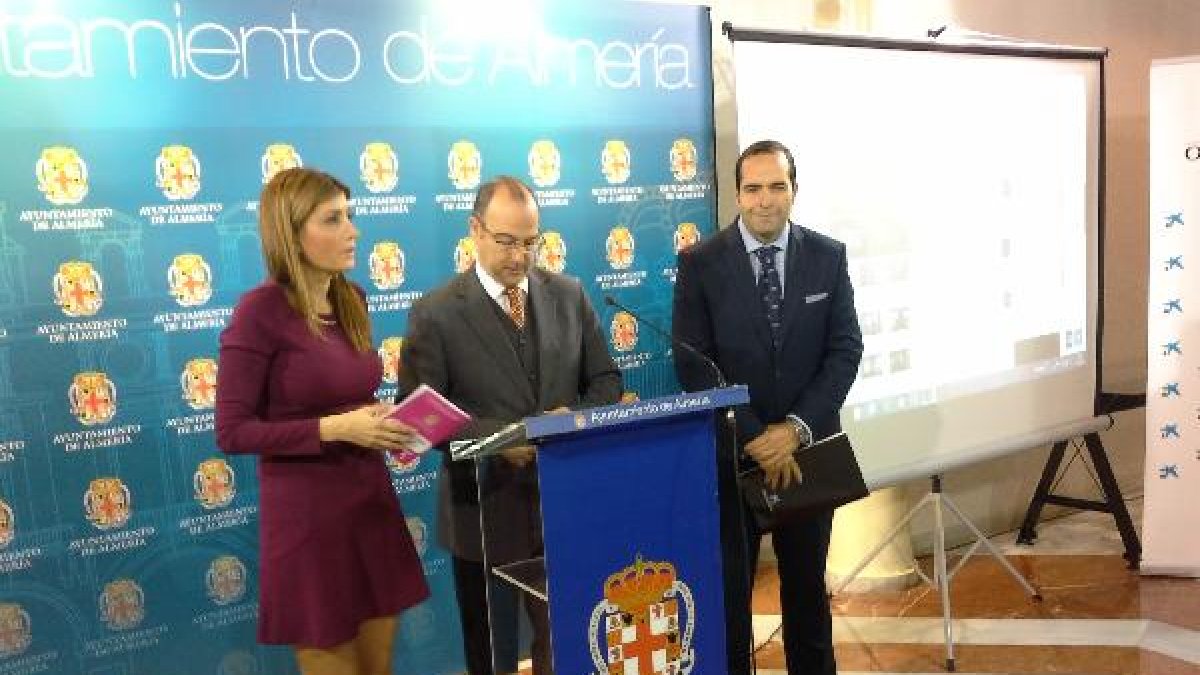 Carolina Lafita, el alcalde Luis Rogelio Rodríguez-Comendador, y Jesús Vega, de la Caixa.