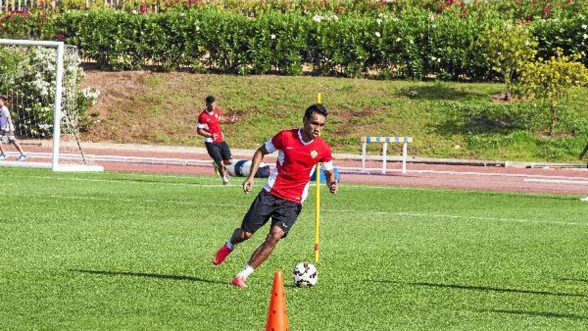 Teerasil se entrega en cada entrenamiento para ser titular.