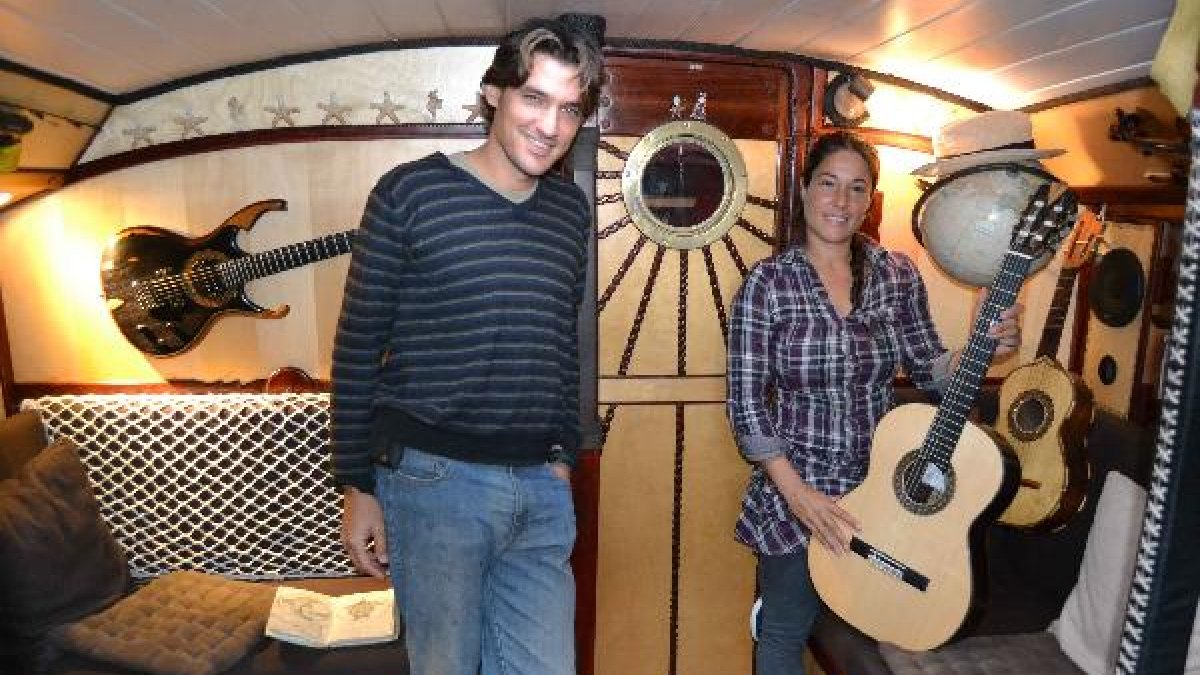 Héctor y Vero, en el interior del OM, muestran las primeras guitarras.