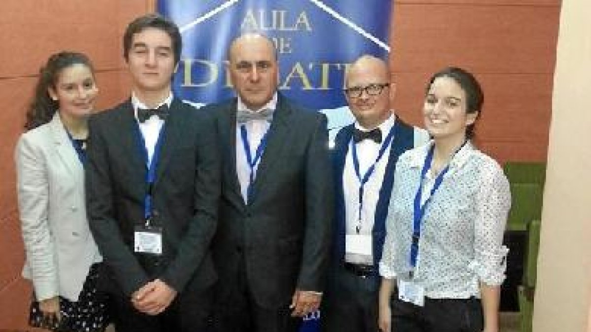 El equipo de debate con su capitán-profesor