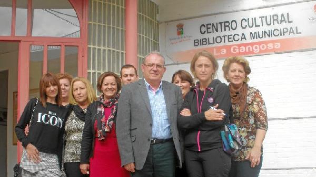 La directora del IES (en chandal) junto al alcalde de Vícar