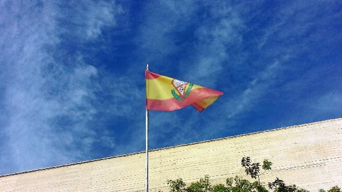 Una bandera de España con el escudo del Plus Ultra.