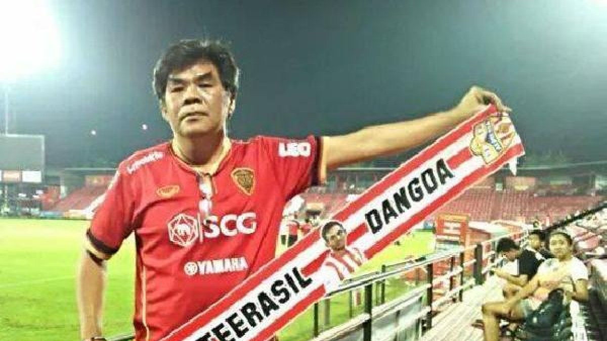 Un aficionado del Muangthong, con la bufanda de Teerasil.