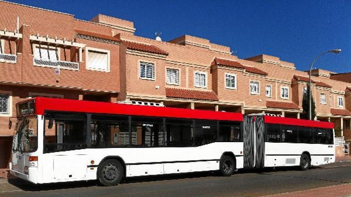 Imagen del autobús articulado en una de las calles de la ciudad.