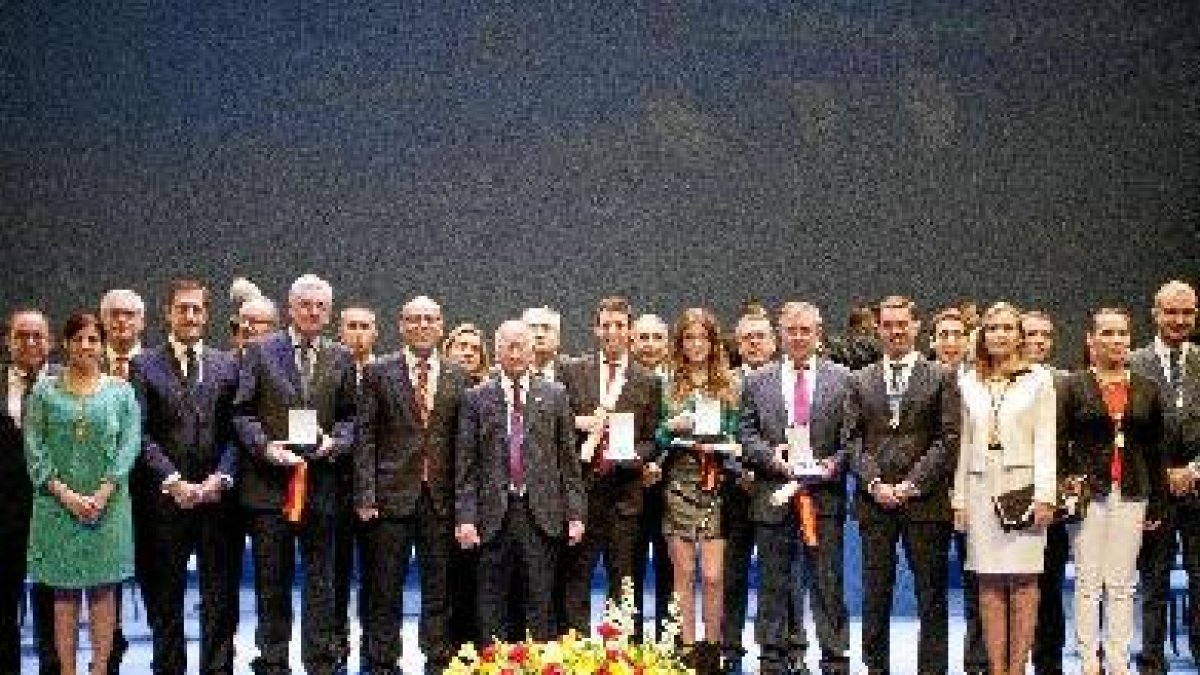 Galardonados y diputados en el teatro de Huércal-Overa