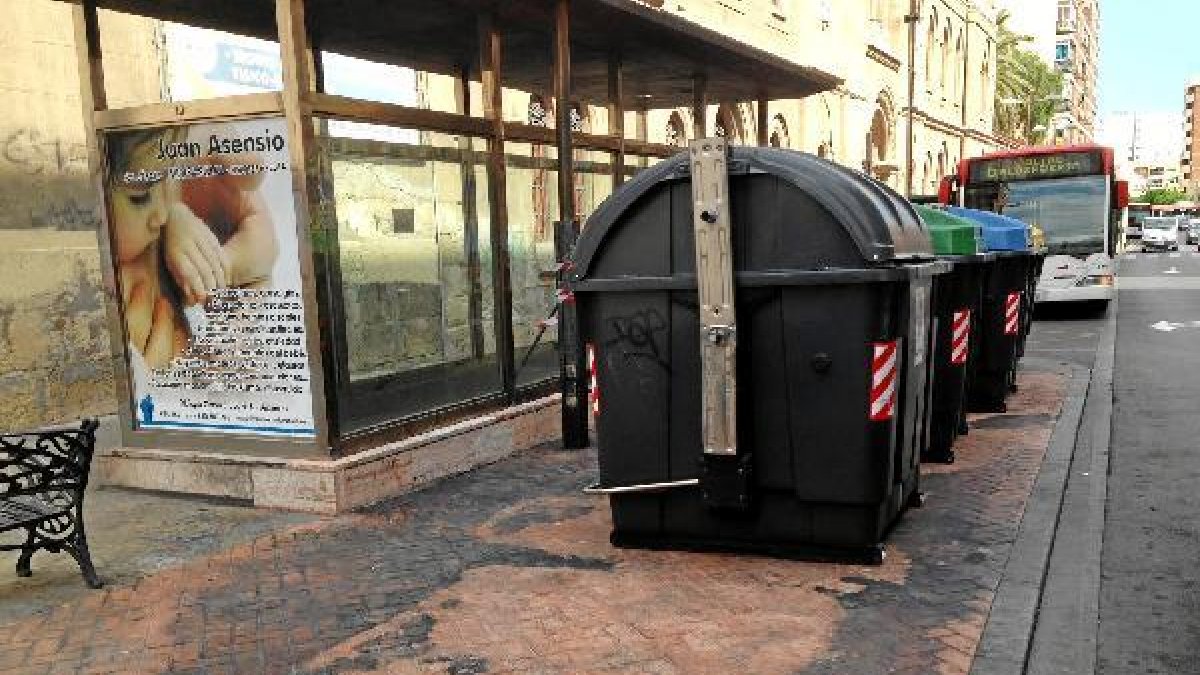 Contenedor quemado en la ciudad