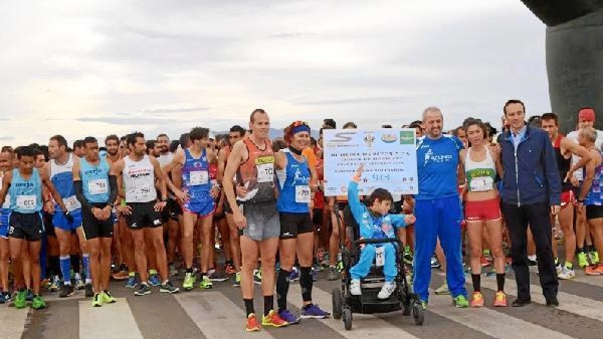 El niño Sergio Borrego con participantes de la prueba.