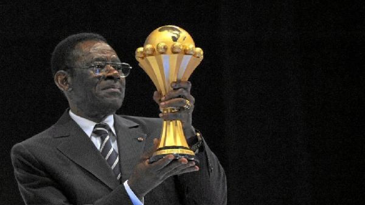 Teodoro Obiang sujeta la Copa de África.