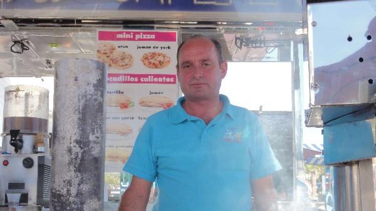 Juan Domene en su churrería, advierte del descenso de ventas del mercadillo durante el último año a