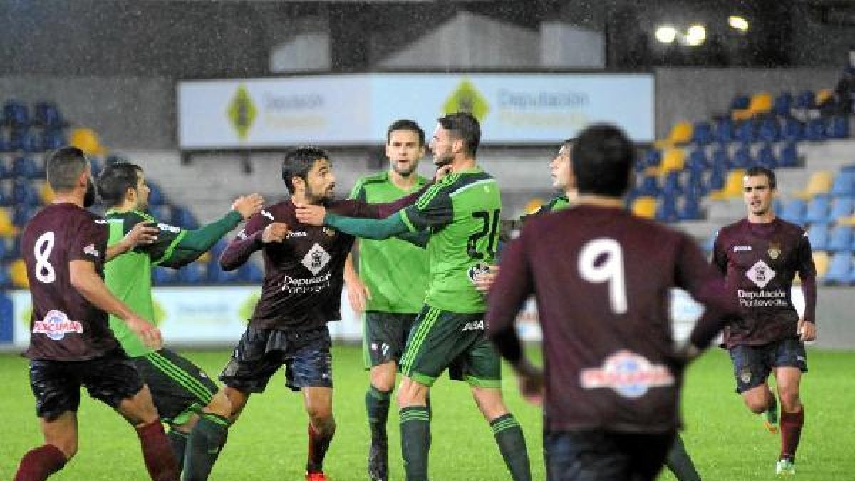 El partido pese a ser amistoso tuvo sus momentos calientes.