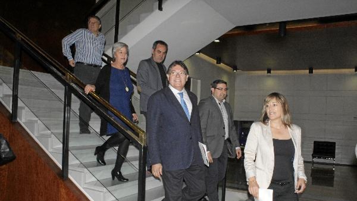 Los diputados socialistas se dirigen al Registro de Diputación.