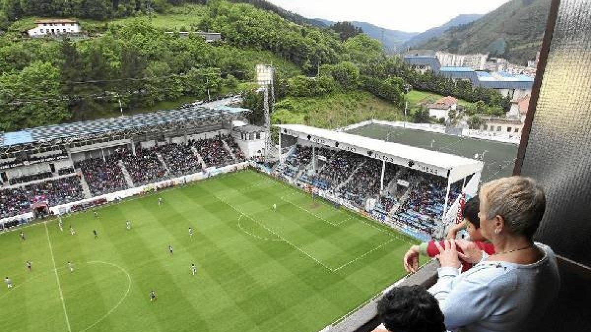 El estadio de Ipurúa se prepara para uno de sus grandes días.