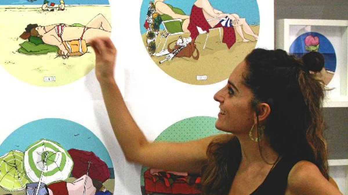 Celia Coe frente a algunas de sus obras de ‘Catalejo’.
