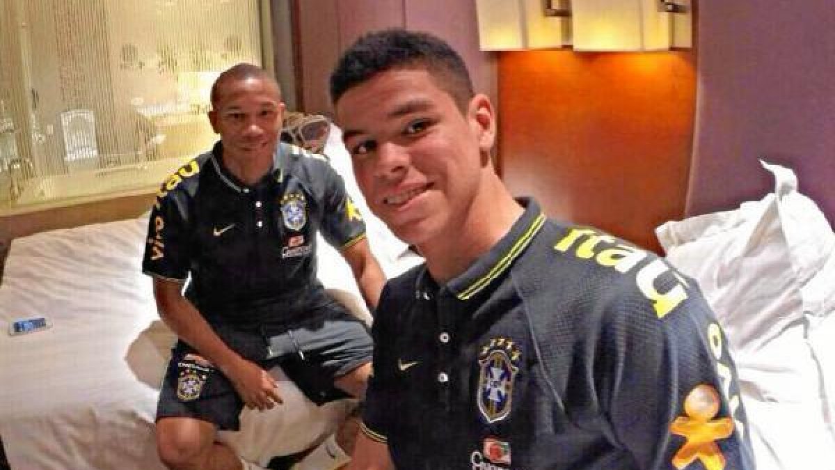 Wellington con un compañero de la Sub-21.