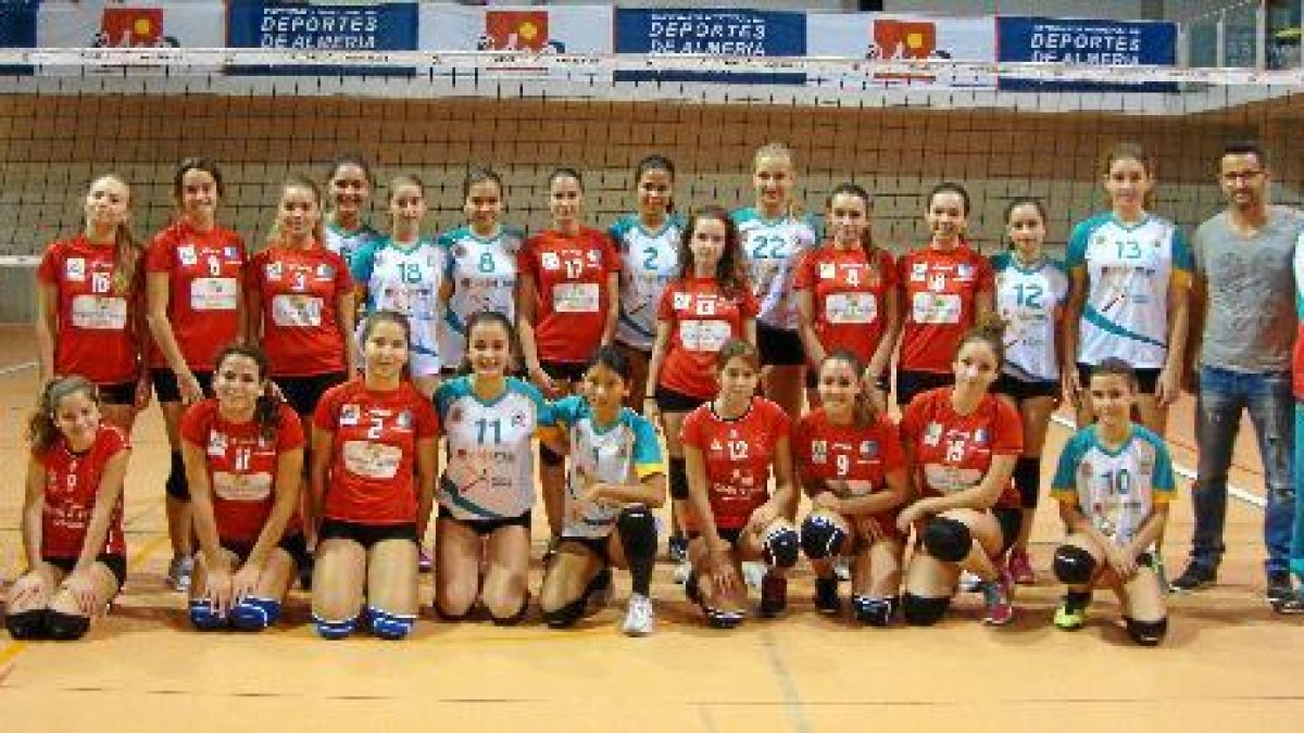 Cajamar y Adra en la modalidad infantil posan en el Palacio Mediterráneo.