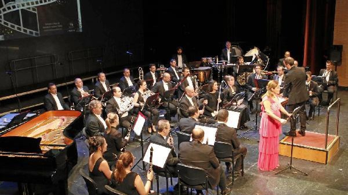 La música de la Banda estuvo acompañada de grandes voces.