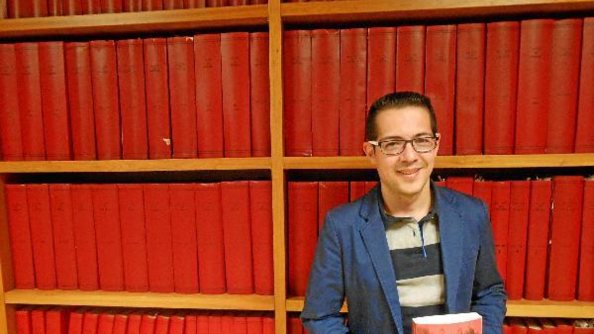 Alberto Cerezuela muestra orgulloso su cuarto libro, minutos después de la entrevista en LA VOZ.